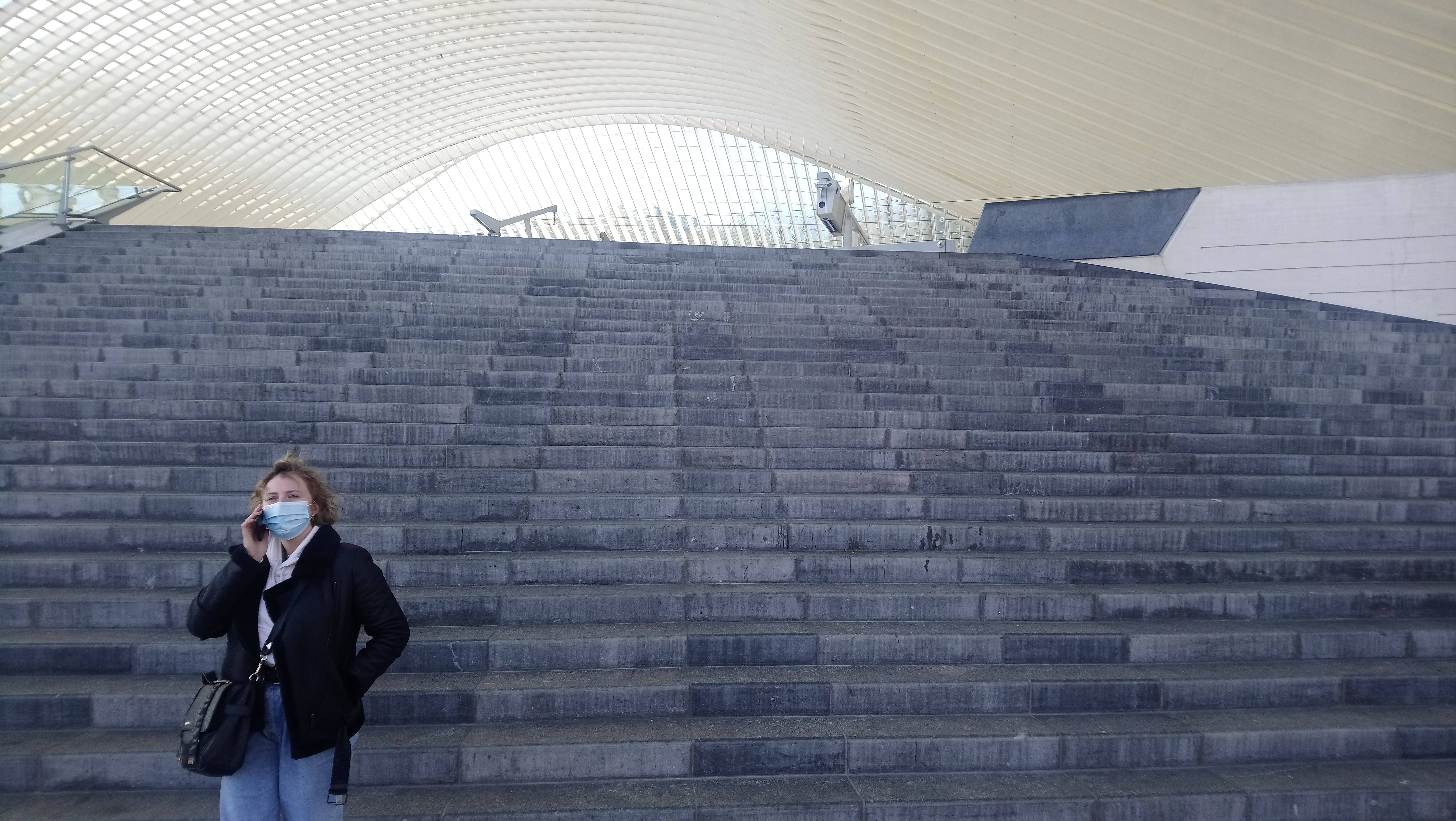 Descente des escaliers en gare de Liège