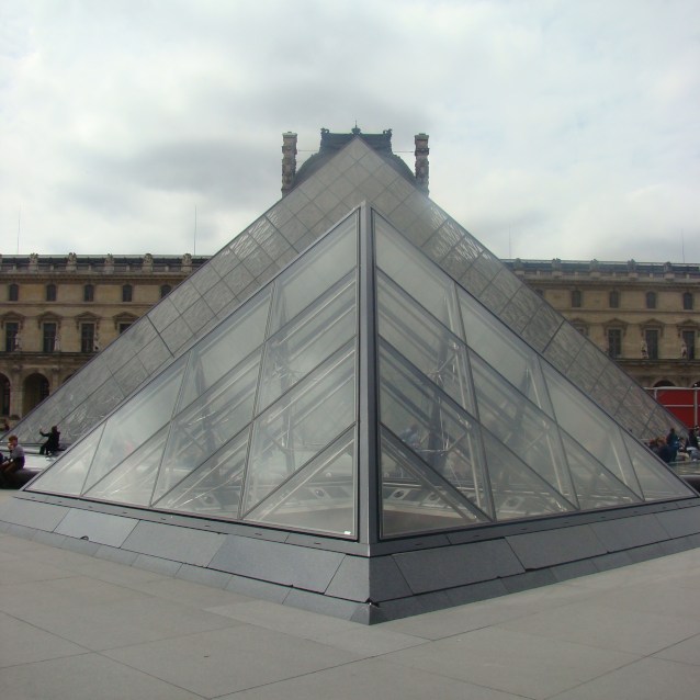 Pyramides du Louvre à Paris
