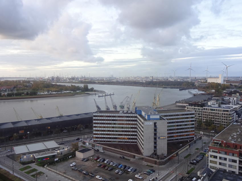 Au loin le port d'Anvers sur l'Escaut