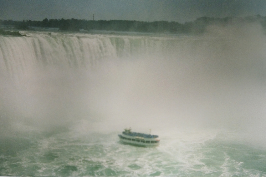 Les fous bravant les chutes du Niagara en bateau