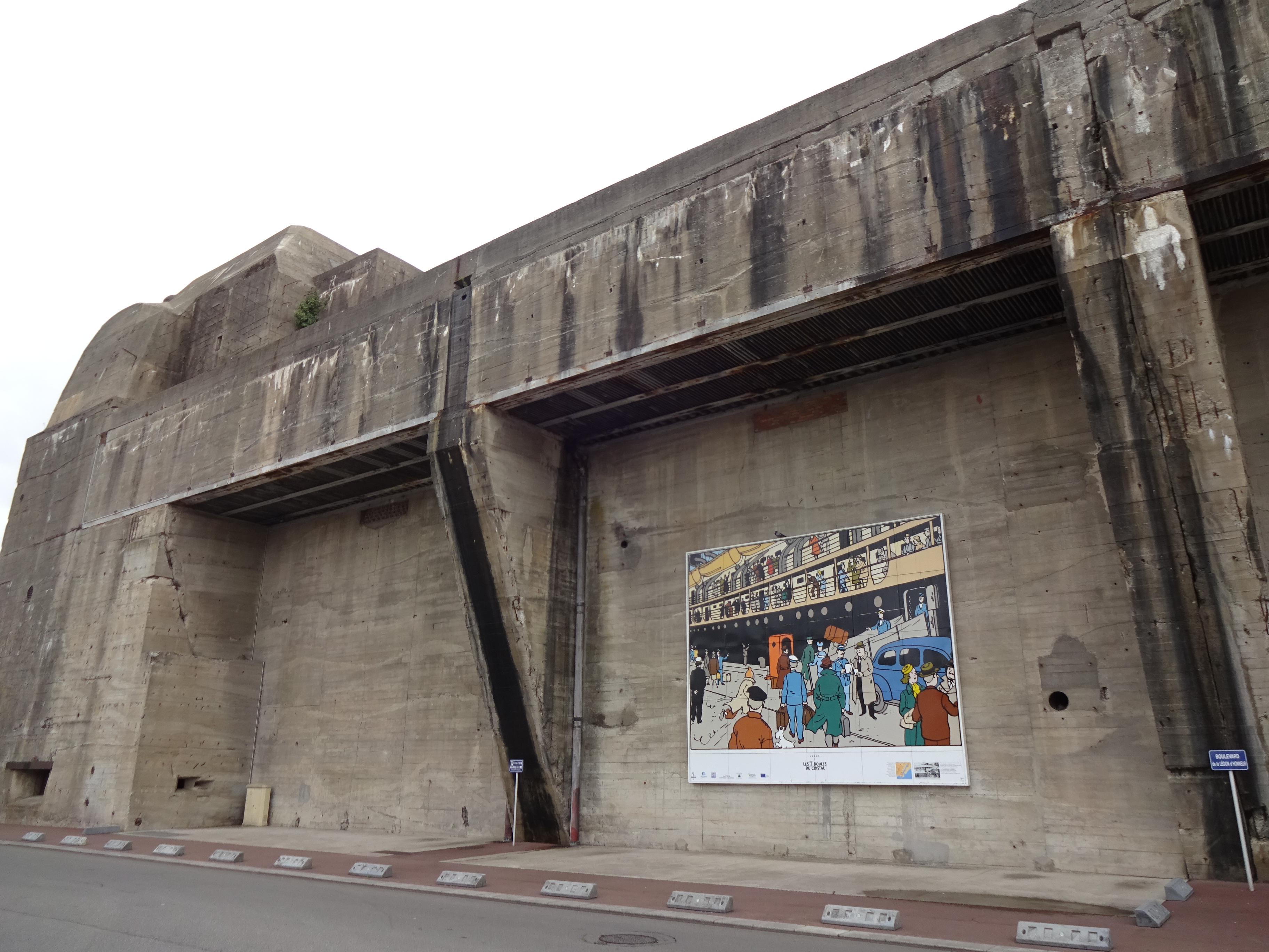 Tintin sur le bunker maritime de Saint-Nazaire