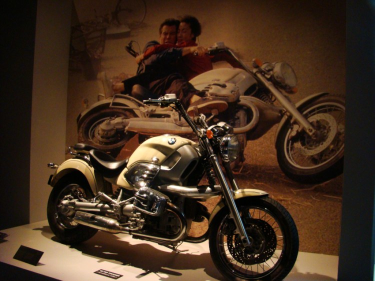 Moto de Demain ne Meurt Jamais