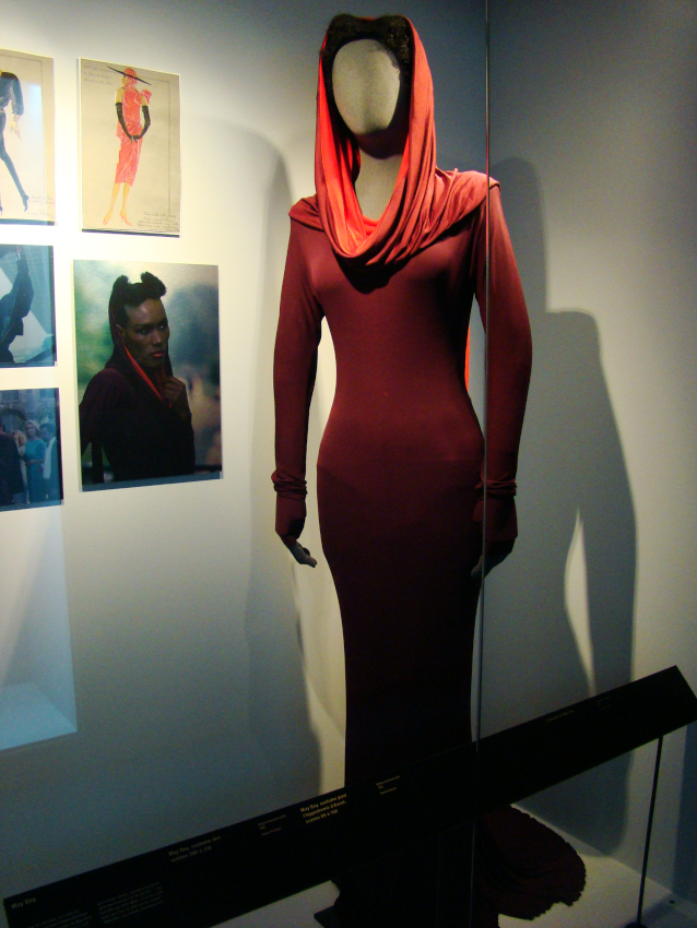 La robe de Grace Jones dans Dangereusement Vôtre