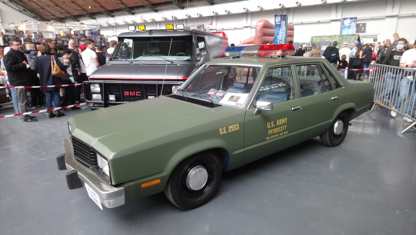 Le van et la voiture militaire d'Agence Tous Risques