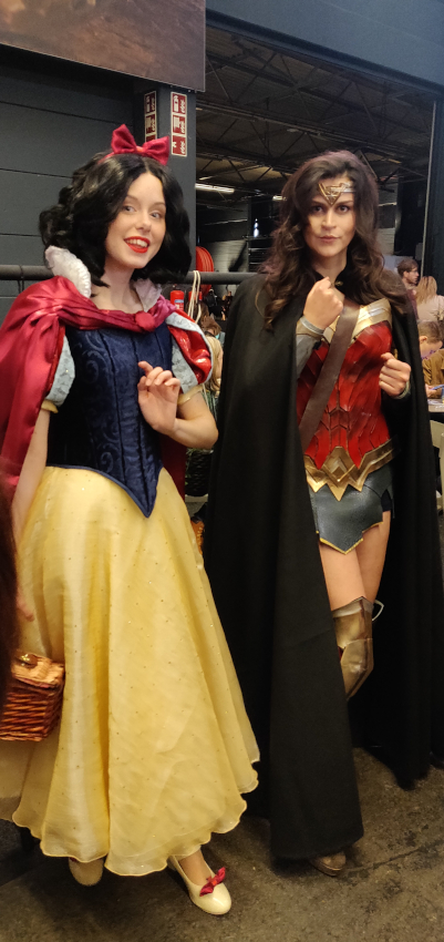 Cosplay de Blanche-Neige et Wonder Woman