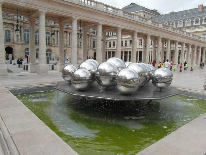 Fontaine et arcades du Palais-Royal à Paris
