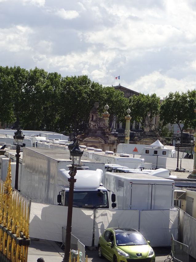 Les caravanes de Mission Impossible 6 sur la place de la Concorde en 2017