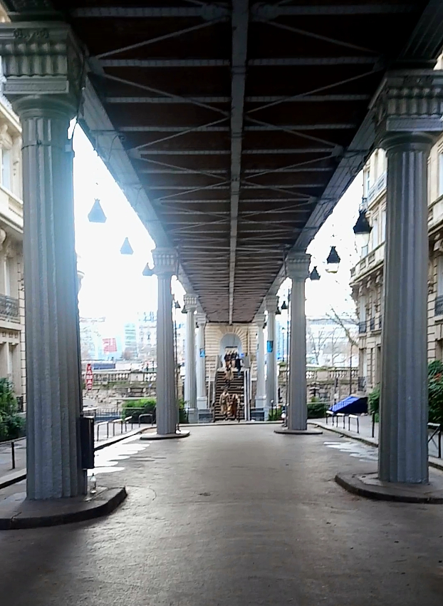 Vers la passerelle sous le pont de Bir-Hakeim