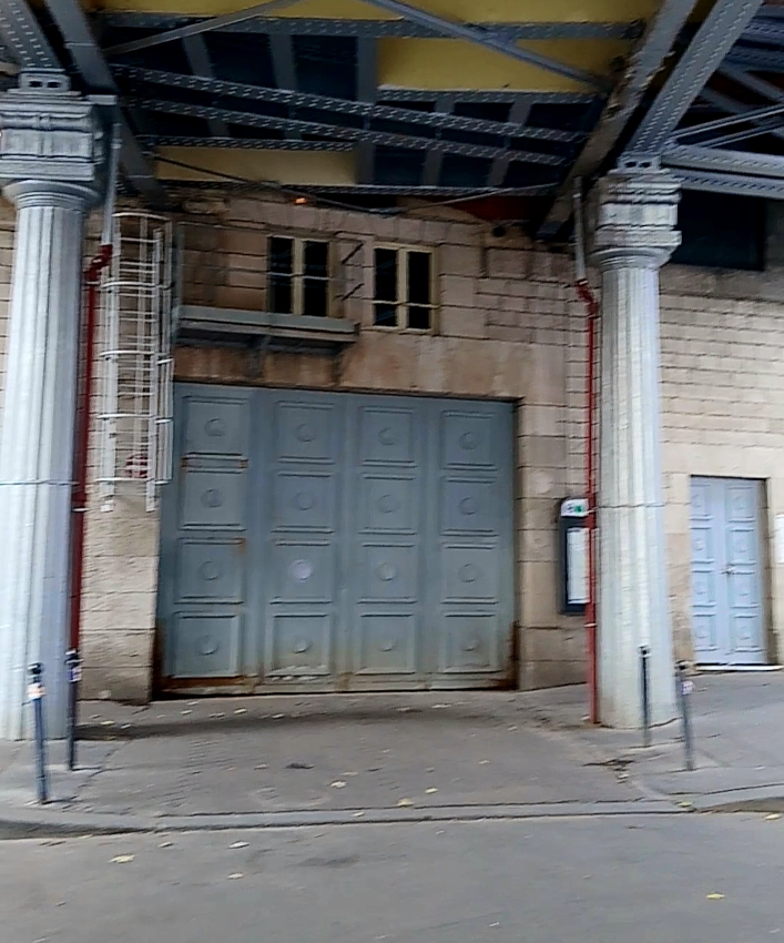 La "porte d'Inception" sous le pont de Bir-Hakeim
