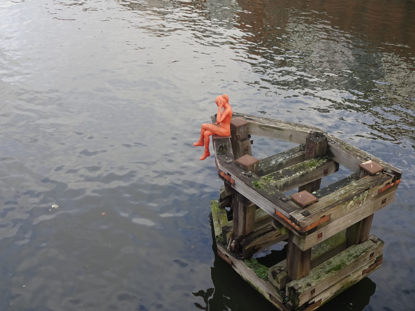 The girl with the headphones du sculpteur Johan Meirlaen