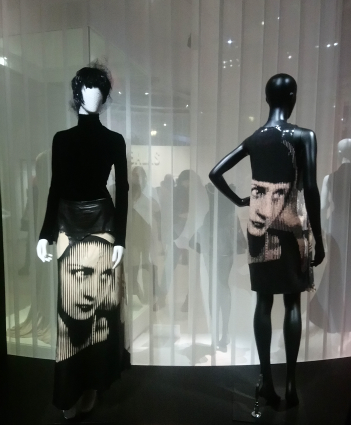 Le visage d'Arletty sur des tenues by Gaultier