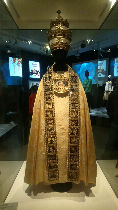 Tenue du pape dans Liztomania