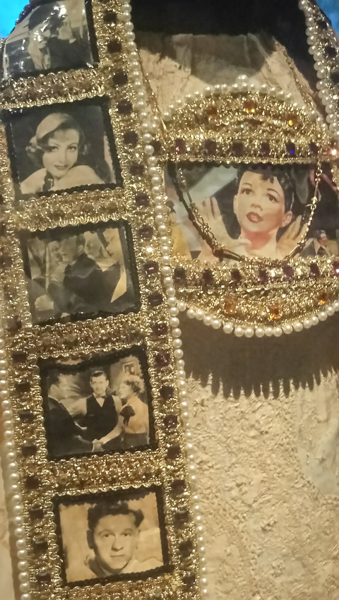 Détail de la robe du pape Ringo Starr