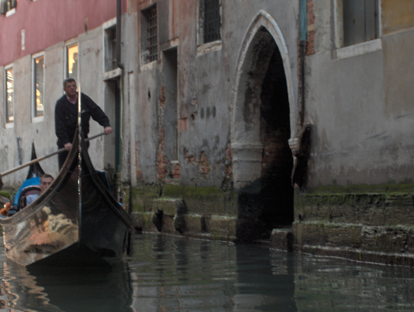 Gondolier sur un canal à Venise