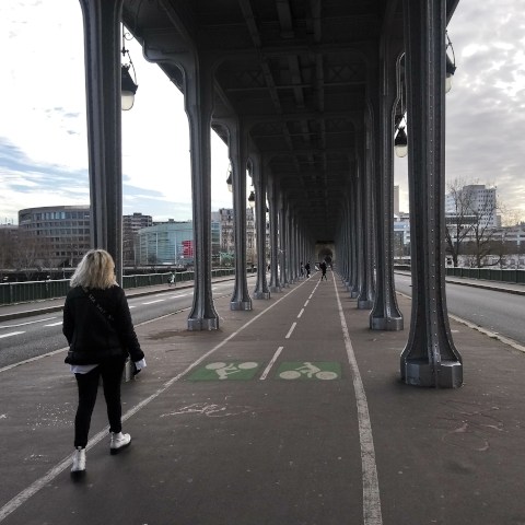 Piste cyclable sous le pont Bir-Hakeim