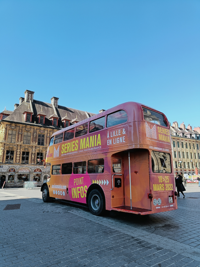 Le bus Séries Mania sur la place du théâtre à Lille