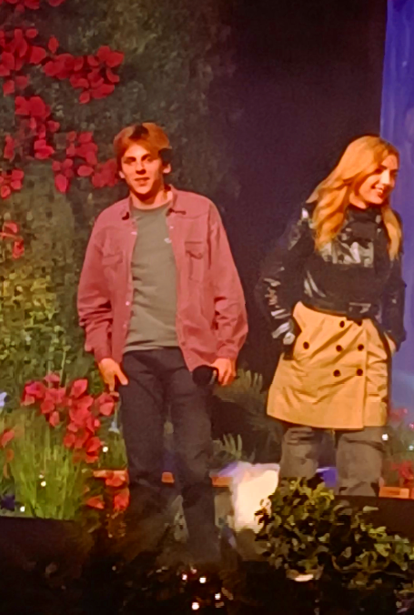 Deux jeunes acteurs de la série Cobra Kai