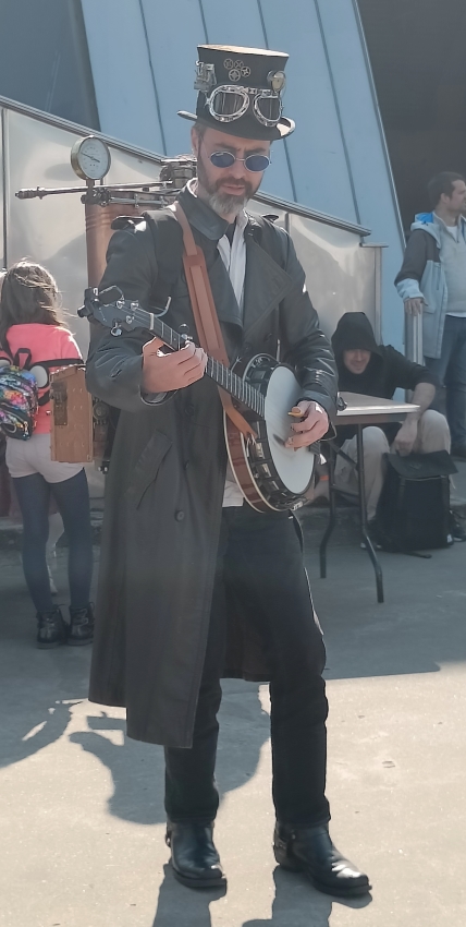 Musicien steampunk et son banjo