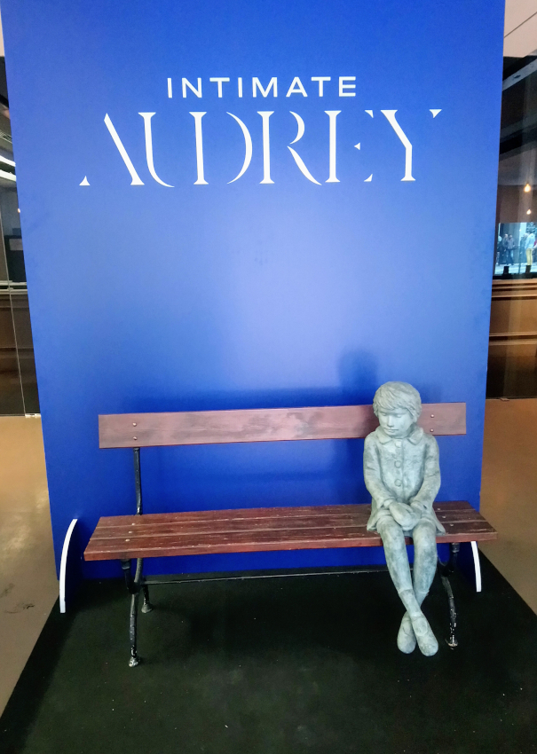 Intimate Audrey - statue de la petite Audrey Hepburn