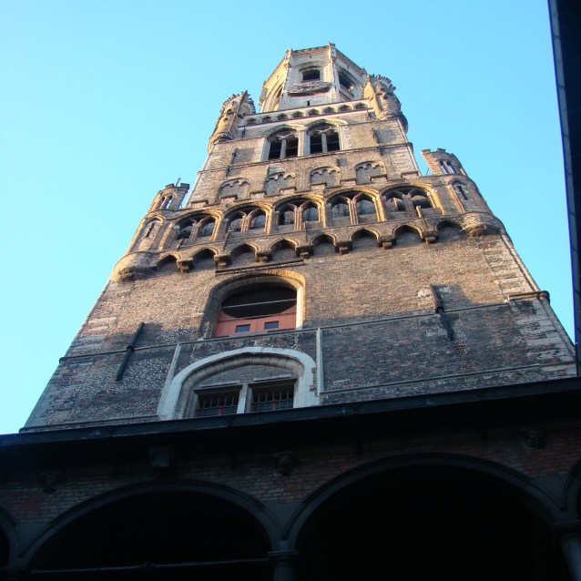 Le beffroi de Bruges vu d'en bas