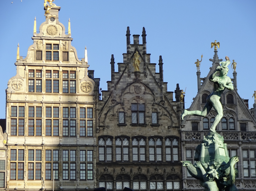 La statue de Silvius Brabo à Anvers