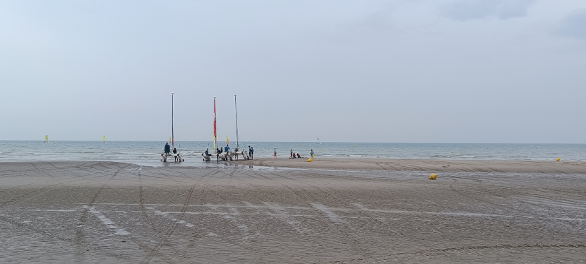 Plage de Malo-les-Bains et voiliers catamaran