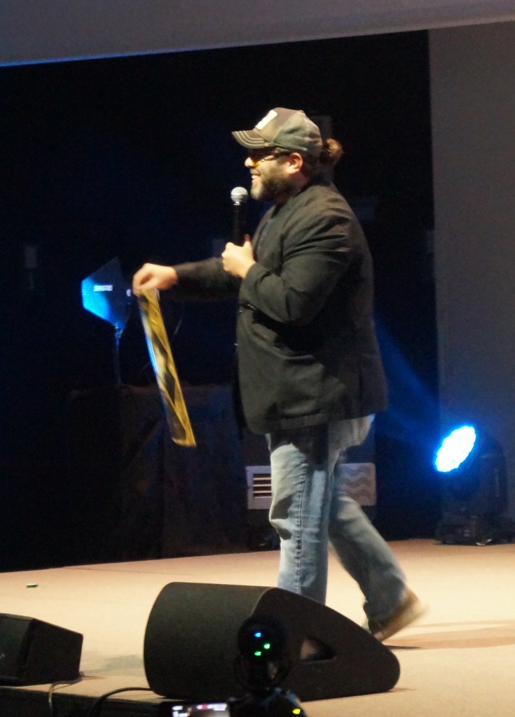 Dan Fogler distribue ses posters aux fans