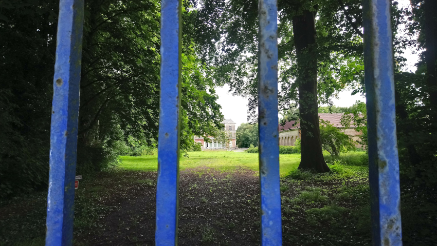 Le château de Beauregard vu de la grille d'entrée