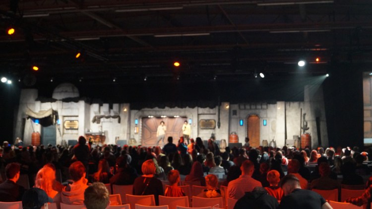 Deux acteurs de la série Cobra Kai à Gand