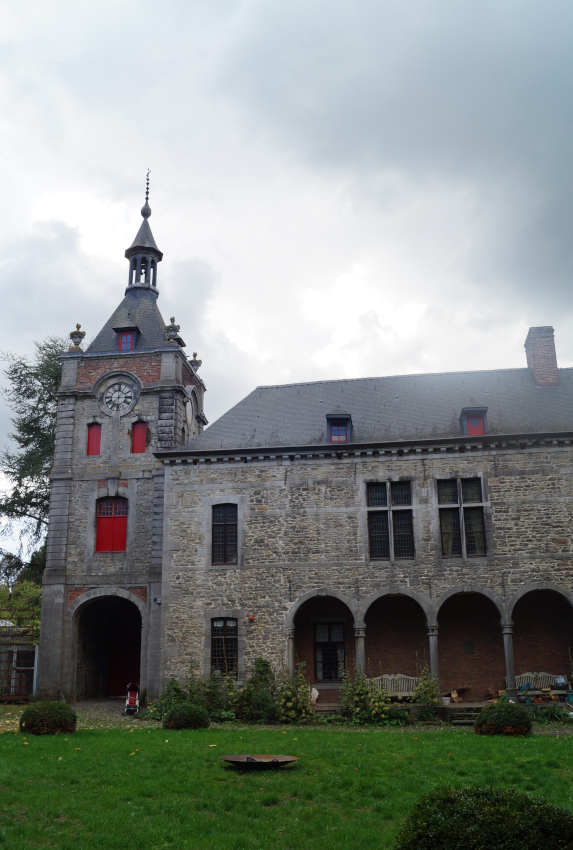 La cour du château-fort d'Écaussinnes-Lalaing