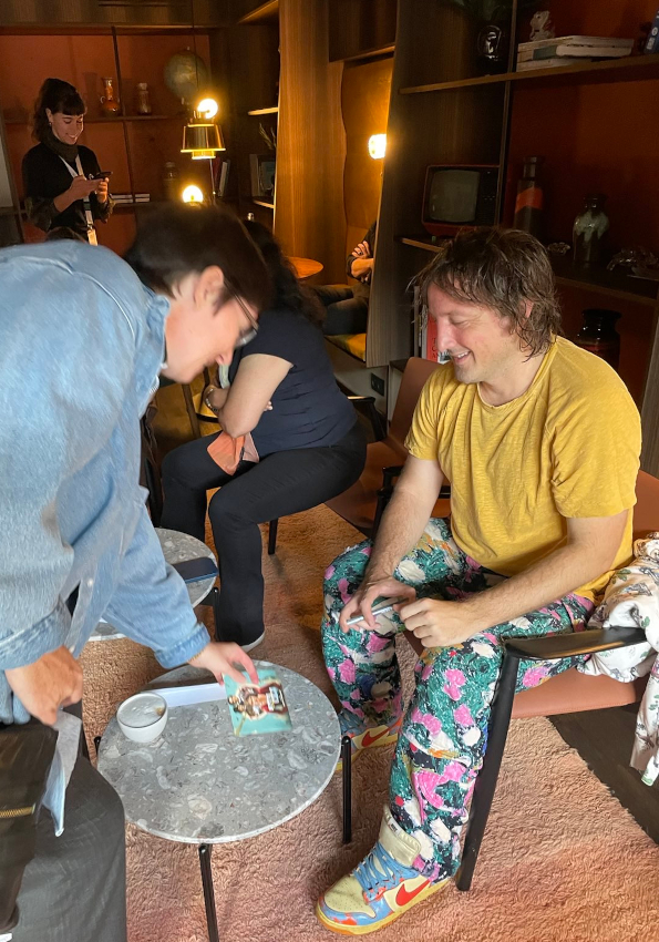 Daniel Permberton signe mon CD d'Enola Holmes