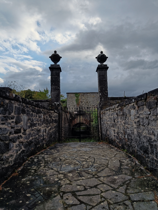 Entrée du jardin du château d'Écaussinnes-Lalaing