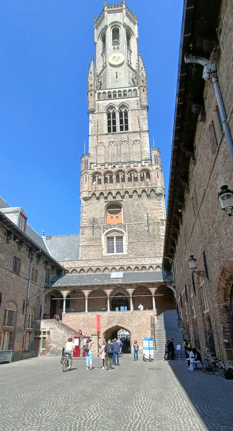 La tour du Beffroi de Bruges côté cour intérieure