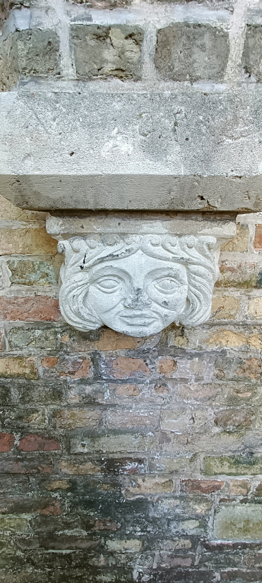 Détail d'un masque sculpté à Bruges