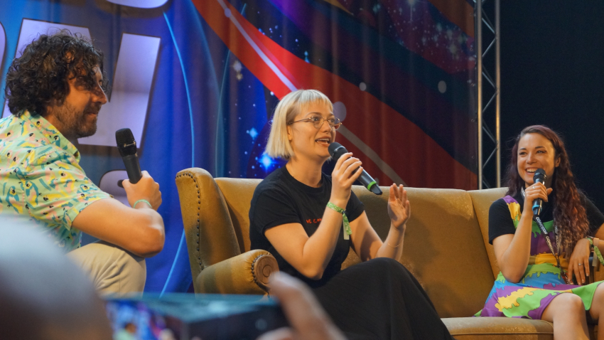 Alison Sudol au micro du Comic Con Brussels