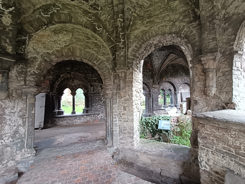 Le cloître de l'abbaye de Saint-Bavon à Gand