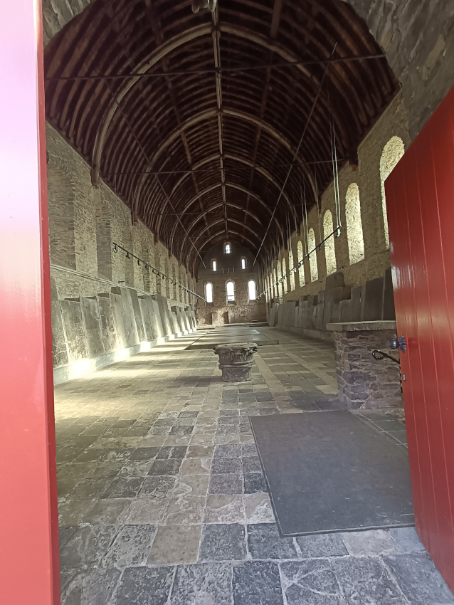 Réfectoire roman de l'abbaye de Saint-Bavon